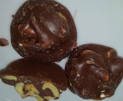 セブンプレミアムのピーナッツチョコを食べた感想と口コミは 値段 賞味期限と通販は