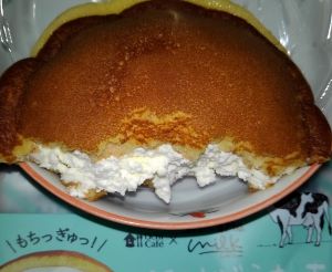 ローソンのウチカフェのmilkどらもっちの練乳ソース入りを食べた味