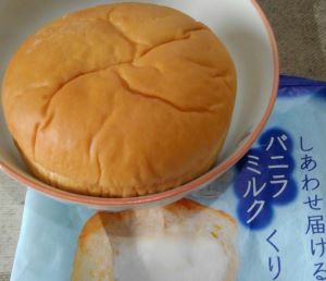 神戸屋のしあわせ届けるバニラミルクくりぃむぱんを食べた味の感想と糖